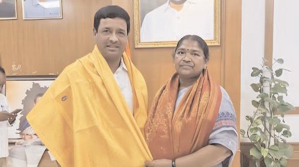 మంత్రి సీతక్కను కలిసిన ఆసిఫ్ అలీ