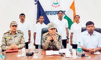 32 लाख के ईनामी 4 नक्सलियों ने किया एसपी के समक्ष समर्पण