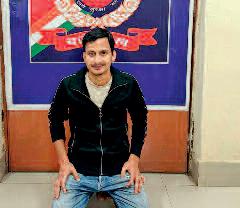 सैफ के हमलावर का छग कनेक्शन संदिग्ध दुर्ग स्टेशन पर पकड़ा गया