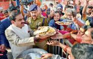 महाकुंभ में अदाणी ने खुद बनाया प्रसाद फिर परोसा