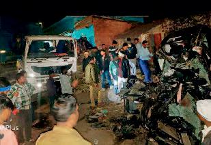 ट्रेलर ने कार को कुचला, प्रधान आरक्षक समेत छह की मौत