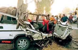 बोलेरो-ट्रेलर की टक्कर, कुंभ से लौट रहे चार श्रद्धालुओं की मौत