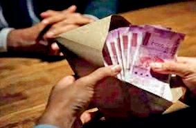 रिश्वत लेते रक्षा मंत्रालय के ऑडिटर समेत तीन गिरफ्तार 8 लाख रुपए लेते पकड़ाए