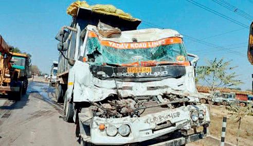 दो ट्रक में जबर्दस्त भिड़ंत एक चालक की मौत