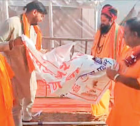 राजिम कुंभ में फर्जी महामंडलेश्वर, संतों ने भिलाई के पुजारी के टेंट उखाड़े, पोस्टर फाड़े