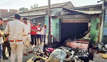 पटाखा दुकान में आग, जहरीले धुएं से दम घुटा, पांच की मौत