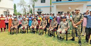 नक्सली लीडर वसव राजू के सुरक्षा गार्ड ने डाले हथियार, एक साथ 50 नक्सलियों का सरेंडर