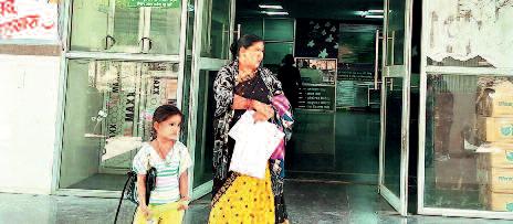 अस्पताल या सांपलोकः 48 घंटे में 27 सांप निकले, चार दिन से डिलीवरी बंद