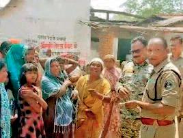 अवैध शराब पकड़ने गई पुलिस टीम को ग्रामीणों ने घेरा, समझाइश पर छोड़ा
