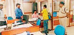 दिनदहाड़े बैंक से 5 करोड़ का गोल्ड, 15 लाख कैश ले उड़े