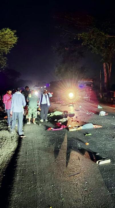 हाईवा से टकराकर ट्रेलर में घुसी माजदा 14 की मौत, सड़क पर बिखरी लाशें