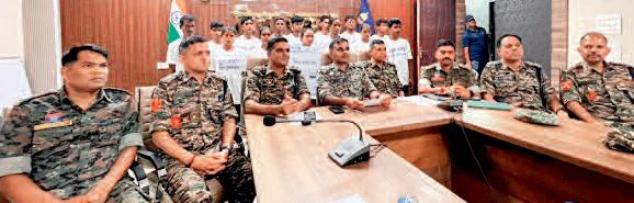 5 महिला समेत 14 हार्डकोर नक्सलियों ने किया समर्पण