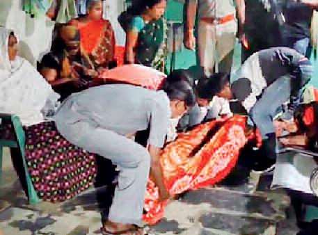 इलाज के लिए पैरों से कुचला, पसलियां टूटी, मौत