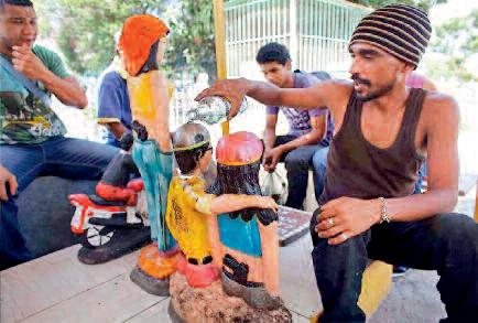 इस देश में की जाती है अपराधियों की पूजा, चढ़ाई जाती है शराब