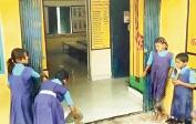 समर कैंप के बीच स्कूल में छात्र-छात्राओं से कराया जा रहा झाड़ू-पोंछा