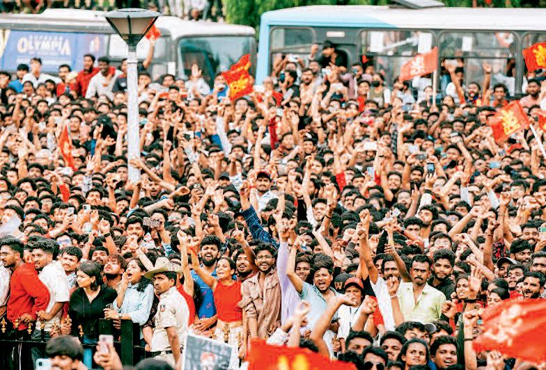 मातम में बदला जीत का जश्न, स्टेडियम के पास भगदड़, 11 की मौत