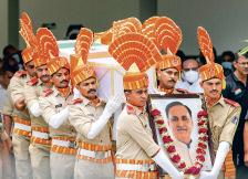विमान हादसे के बाद डीएन से किए जा रहे शवों की पहचान 119 का डीएनए मैच, 76 शव परिवारों को सौंपे, रूपाणी को गार्ड ऑफ ऑनर