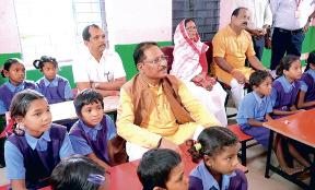 मुख्यमंत्री बने छात्र, प्रायमरी स्कूल में छात्राओं के साथ बेंच पर बैठे