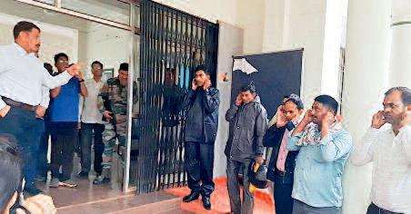 देर से पहुंचे कर्मचारियों ने कान पकड़कर मांगी माफी