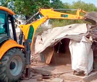 दिल्ली : झुग्गियों में उलझा पक्ष-विपक्ष