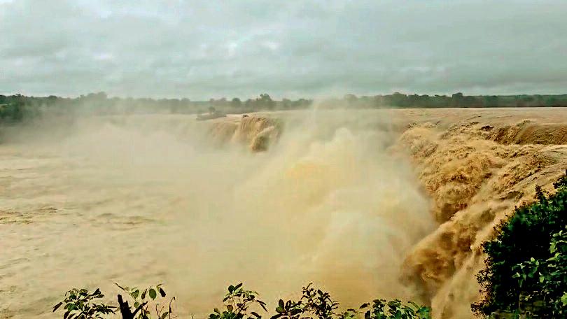 चित्रकोट जलप्रपात पूरे शबाब पर, 90 फीट ऊंचाई से गिर रहा पानी मन मोह रहा