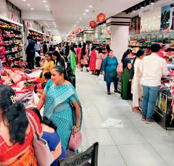 तोड़-फोड़ सेल की धमाकेदार वापसी, श्री शिवम में फैशन का महासेल शुरू