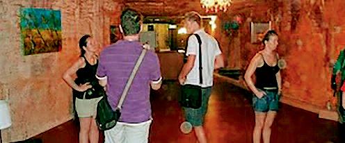 गर्मी से बचने लोगों ने निकाला अनूठा उपाय, जमीन के नीचे बनाए घर!