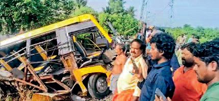 ट्रेन की चपेट में आई स्कूल वैन, तीन छात्रों की मौत