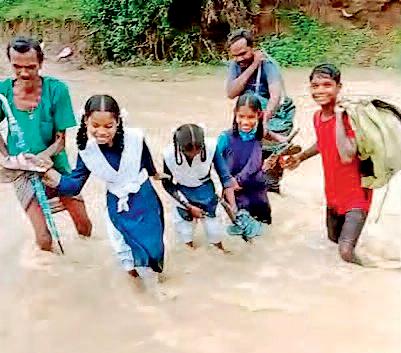 स्कूल जाने जान हथेली पर, पार करनी पड़ रही उफनती नदी