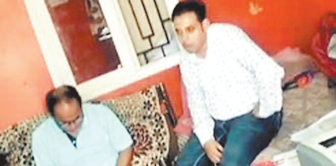 शिक्षक को 2 लाख और पटवारी को 20 हजार रिश्वत लेते एसीबी ने दबोचा