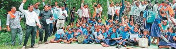 दुगली, सेमरा स्कूल में पालकों ने जड़ा ताला
