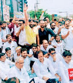 कांग्रेस की आर्थिक नाकेबंदी, सड़क पर बैठे दिग्गज, तीन घंटे थमे रहे वाहनों के पहिए