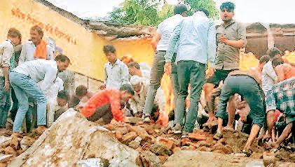 शिक्षकों ने नहीं सुनी छात्रों की शिकायत आखिर गिरी छत, आठ बच्चों की मौत