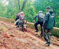 अमरकंटक मार्ग पर गिरा पहाड़ का मलबा, आवागमन अवरुद्ध