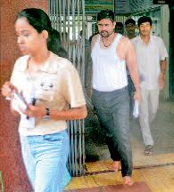 सख्ती ऐसी कि उतारनी पड़ी शर्ट, बनियान पहनकर हल किए पर्चे, विलंब के कारण हजार से अधिक वंचित