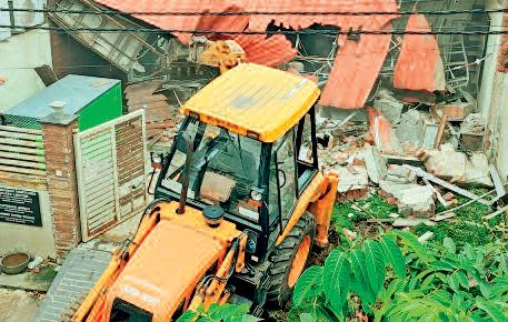 सूदखोर तोमर भाइयों के 'टॉर्चर रूम' पर गरजा निगम का बुलडोजर