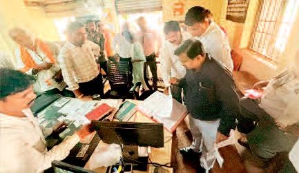 16 कर्मचारी ड्यूटी समय पर अनुपस्थित मिले कारण बताओ नोटिस, राजस्व निरीक्षक निलंबित