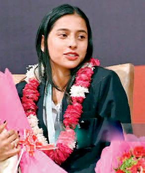 महाराष्ट्र सरकार ने ग्रैंडमास्टर दिव्या को पुरस्कार से नवाजा