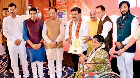 ज्ञान धारा में शिक्षकों का सम्मान, सम्मानित करने मंच से नीचे आए मुख्यमंत्री साय