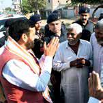 Hry CM Stops Convoy on Way to Hisar, Interacts With Villagers