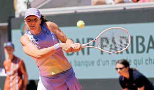 Swiatek, Sabalenka keep cool amid rising mercury in Paris