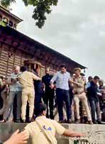 J&K CM scales graveyard gates to offer tributes to 'martyrs'