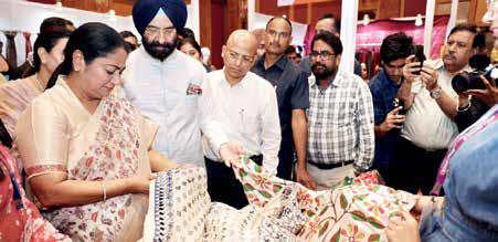 CM Inaugurates 'Vastra Katha', Calls on Delhiites to Wear Handloom with Pride