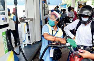 Centre Considering to Ease Petrol Pump Licensing Norms