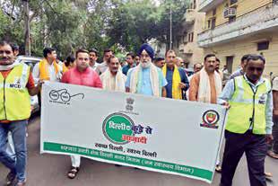 Mayor leads cleanliness drive in Ghonda under 'Koodey Se Azadi'