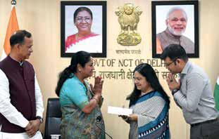 CM distributes ex-gratia of Rs 1 cr to families of 11 Corona warriors