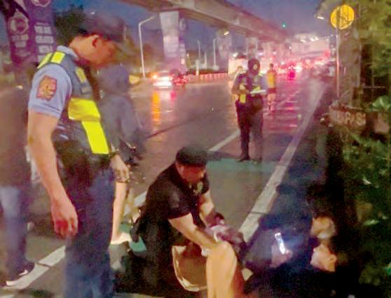 QC cops help woman give birth on a sidewalk in Balintawak
