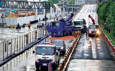 Oil tanker hits barriers at QC flyover, snarls EDSA traffic