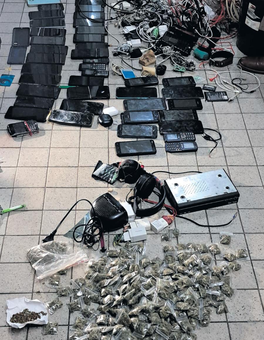 Cellphones, dagga, weapons seized in prison raid