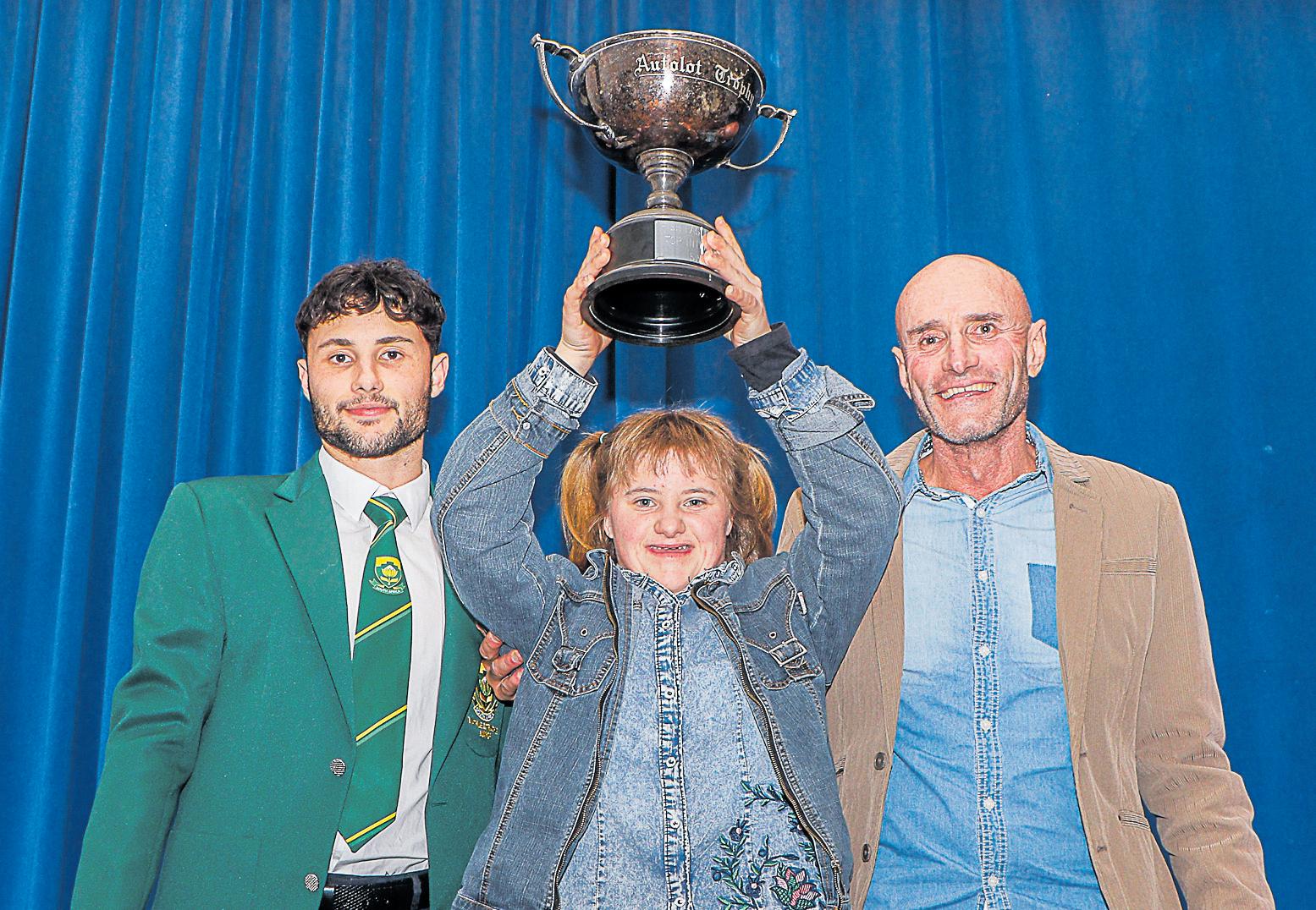 Swemmers skitter met arms vol trofeë